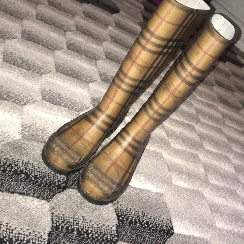 Burberry rain boots no box